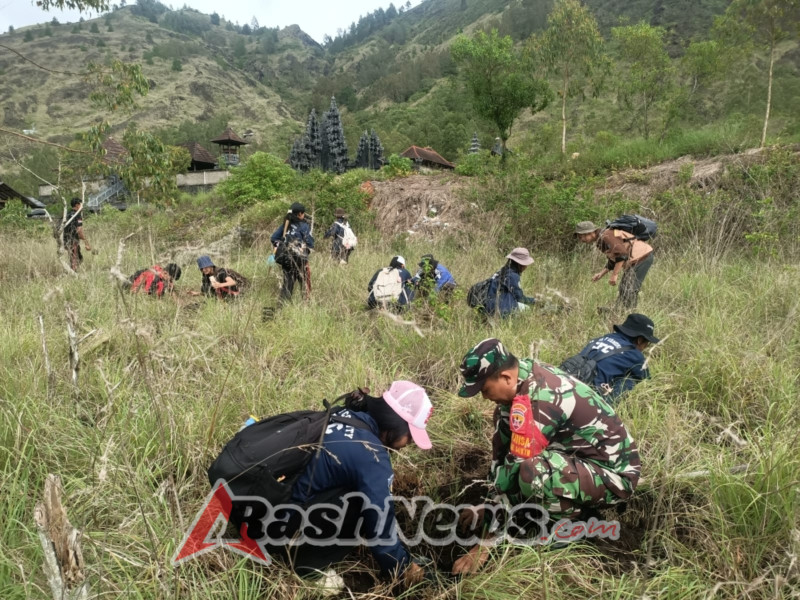 Karya Bakti Penanaman Pohon di Pura Pasar Agung, Babinsa Batur Tengah Turut Hadir