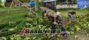 Hadir Atasi Kesulitan Masyarakat, Babinsa Tihingan Turun Langsung Evakusi Batang Kayu Tumbang Bersama Bhabinkamtibmas, Prajuru Dan Warga