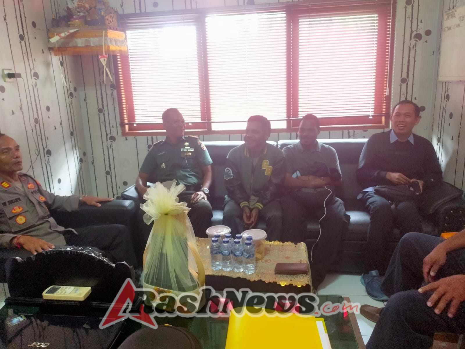 Wujud Sinergitas, Danramil 1609-05/Sukasada Dukung Pengamanan Ibadah Natal di Mapolsek