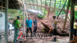 Curah Hujan Tinggi Picu Longsor di Pangkungparuk, Babinsa dan Aparat Desa Lakukan Monitoring