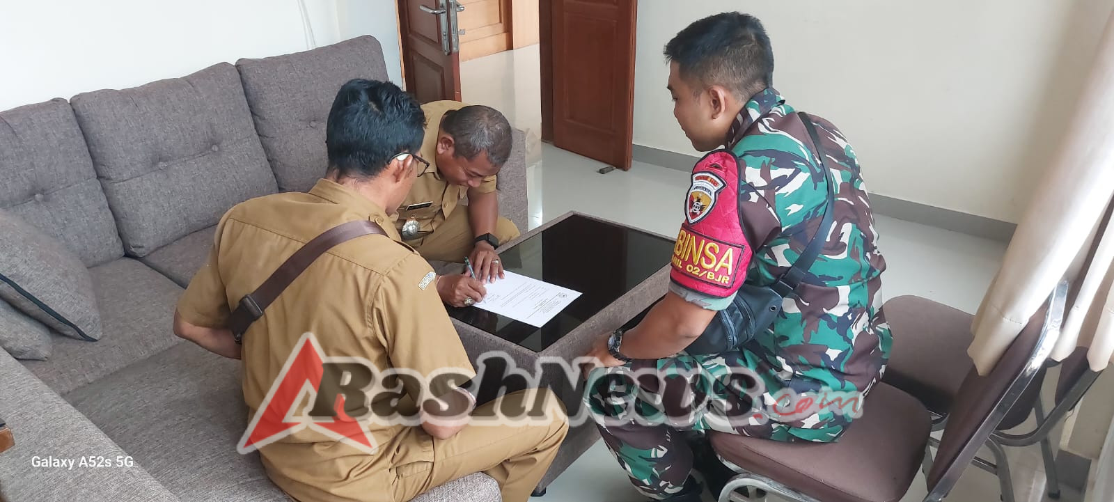 Koordinasi Bersama Kades Tohpati, Kopda Komang Puspantara Pastikan Berbagai Program Berjalan Lancar