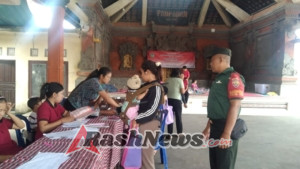 Peduli Kesehatan Anak, Babinsa Koramil 1616-01/Gianyar Hadiri Posyandu Balita di Banjar Padpadan