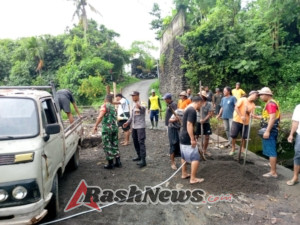 Gerak Cepat Babinsa Saba Bersama Warga Perbaiki Jalan Jebol Akibat Hujan Deras di Blahbatuh