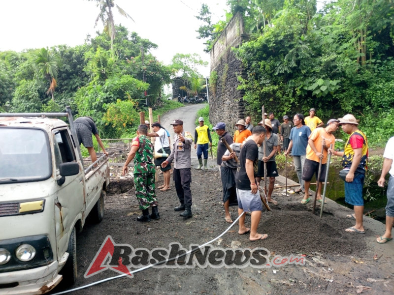 Gerak Cepat Babinsa Saba Bersama Warga Perbaiki Jalan Jebol Akibat Hujan Deras di Blahbatuh