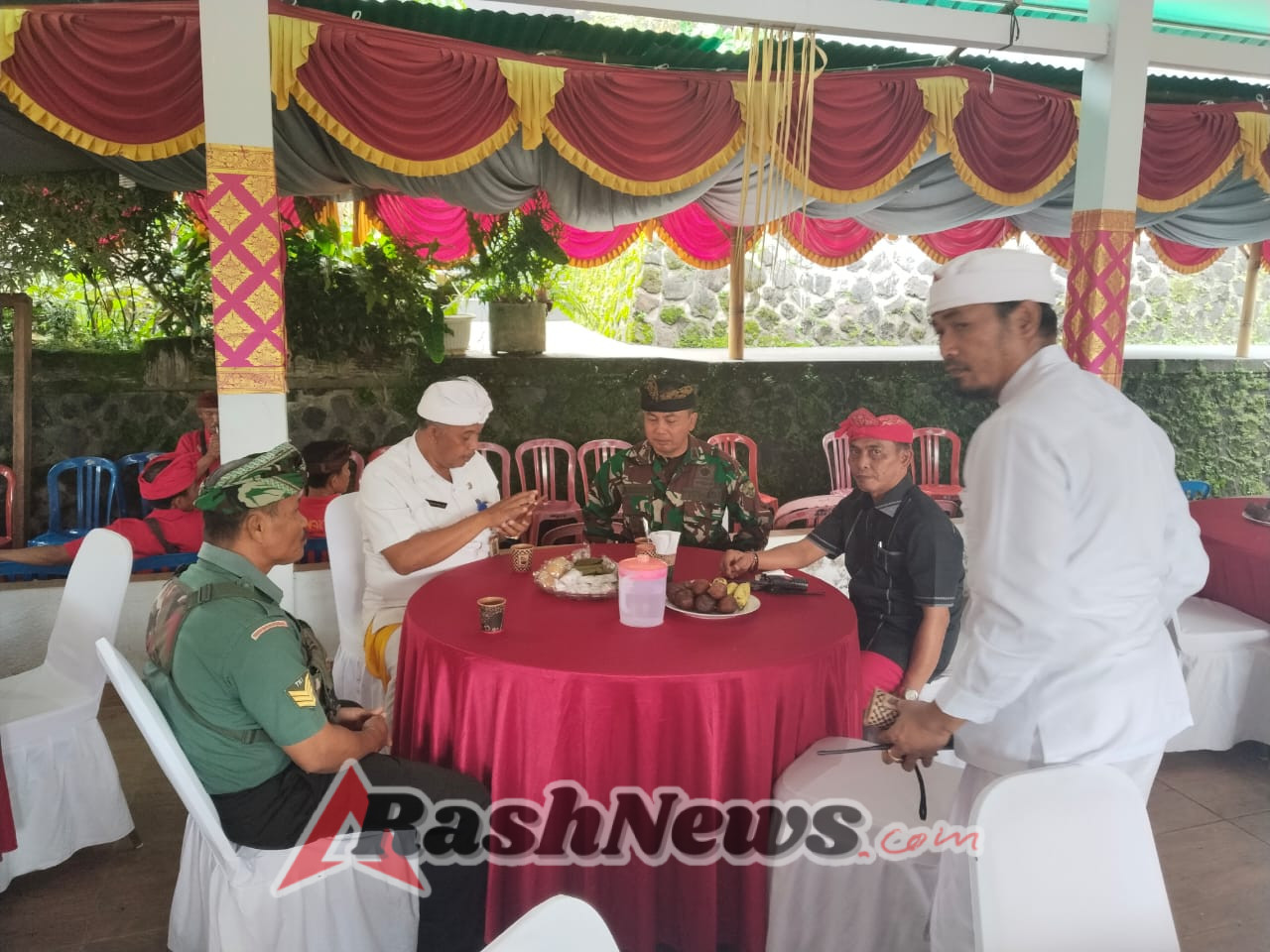 Pererat Silaturahmi, Danramil 1609-09/Sawan Hadiri Upacara Pelebonan dan Maligia