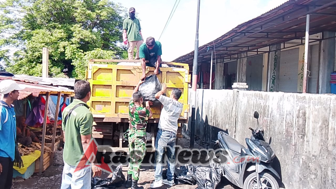 Kodim 1624/Flotim Kerja Bakti di Pasar Inpres Larantuka