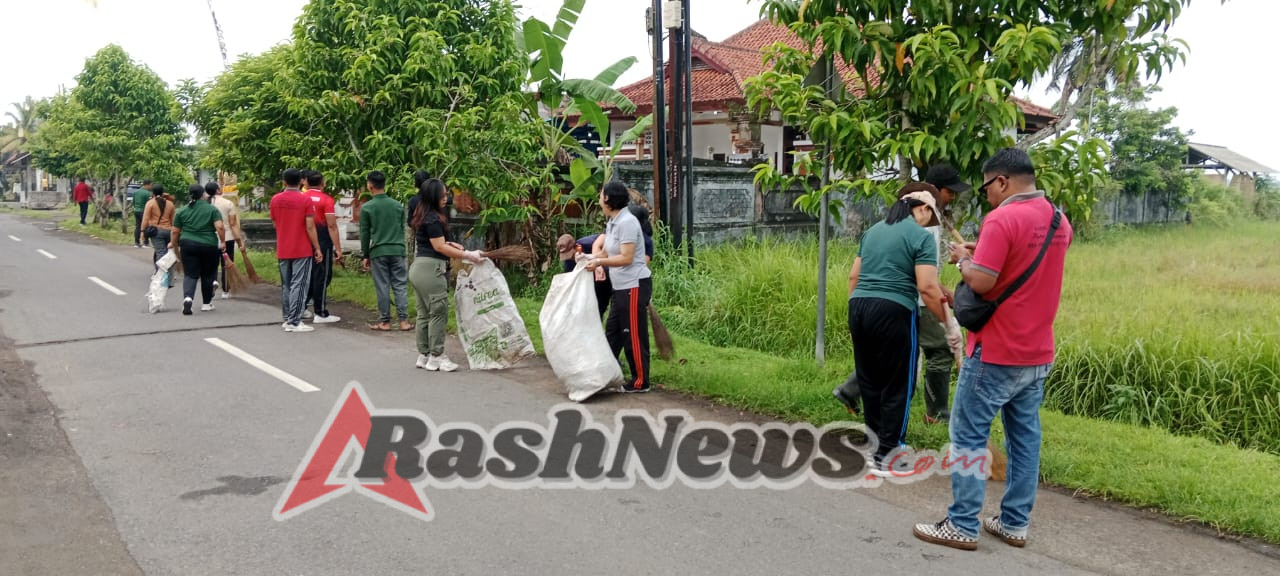 Wujudkan Lingkungan Asri, Babinsa Kodim 1617/Jembrana Sinergi Bersama Warga Bersihkan Sisa Hujan
