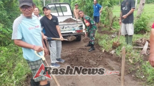 Bantu Warga Terdampak Banjir, Aksi Nyata Babinsa Kodim 1617/Jembrana Bersihkan Sisa Lumpur