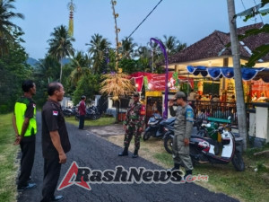 Babinsa Bersama Relawan Jaga Ketat Pengamanan Natal di Desa Blimbingsari
