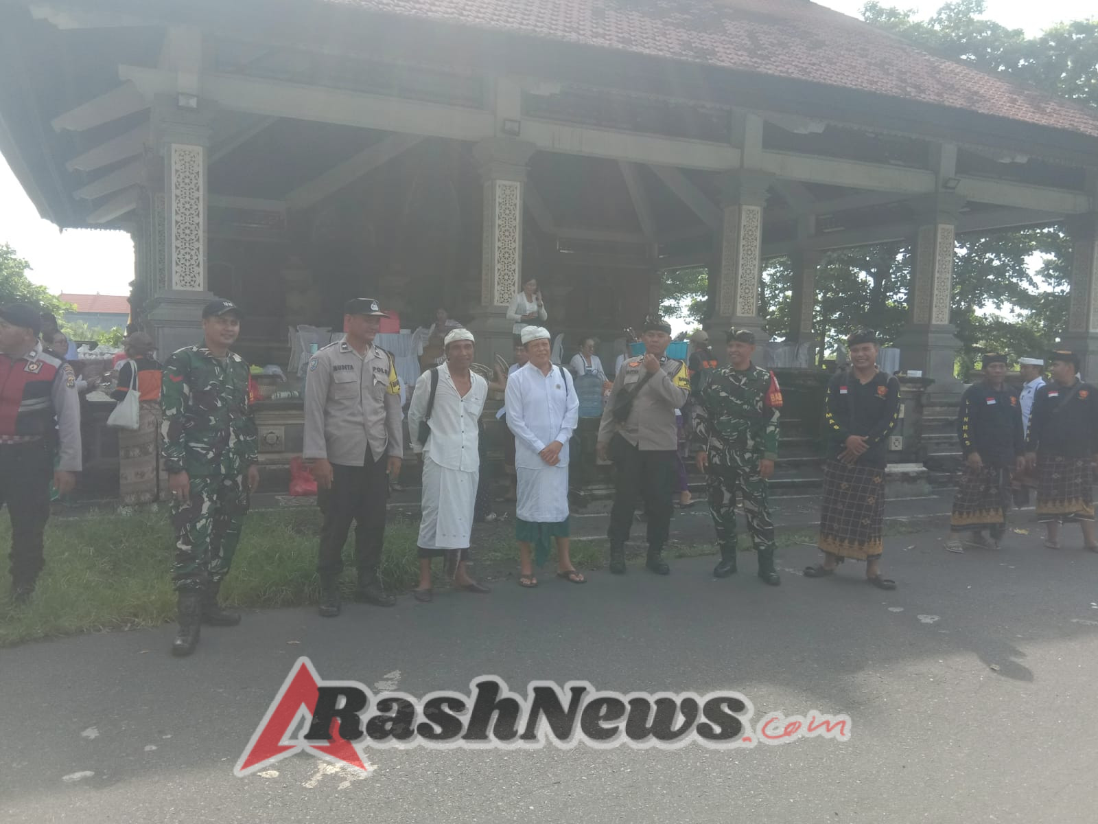 Kawal Upacara Bhumi Sudha Di Pura Segara Watu Klotok, Babinsa Tojan Sampaikan Wujud Penghargaan Kepada Semesta