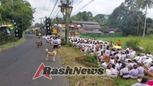 Perkuat Sinergi Melalui Kegiatan Keagamaan, Babinsa Tohpati Gelar Pengamanan Upacara Nangluk Merana