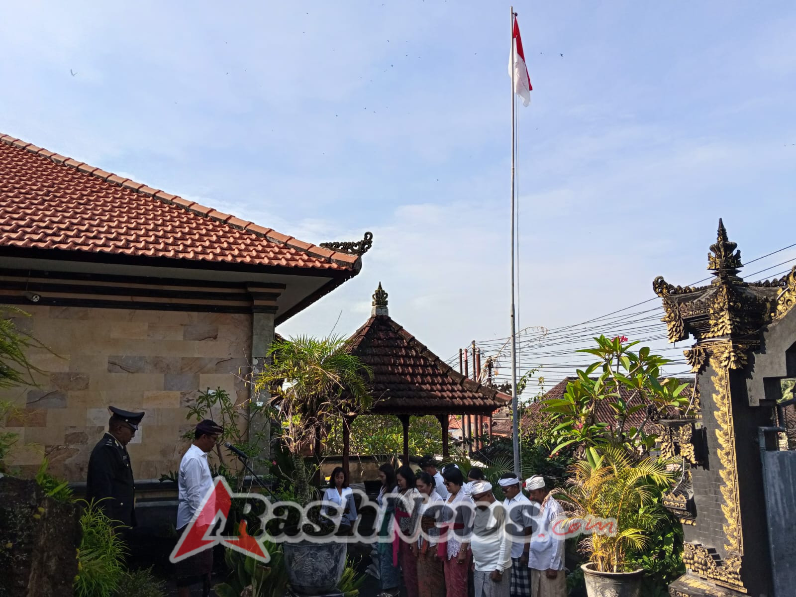 Ikrar Suci Bela Negara Menggema Di Tihingan, Babinsa Tihingan Tegaskan Komitmen Perkuat Persatuan