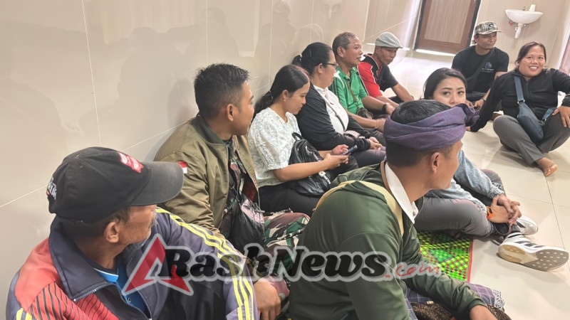 Tunjukkan Empati, Babinsa Tohpati Jenguk Anggota Keluarga Staf Desa Yang Sakit Di RSUD Klungkung