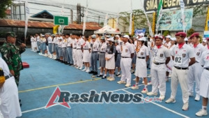 Babinsa dan Bhabinkamtibmas Amankan Lomba Gerak Jalan HUT ke-51 SMA Negeri 1 Seririt