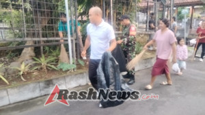 Soliditas TNI dan Warga Kendran Terjalin Lewa Gotong Royong Pembersihan Lingkungan