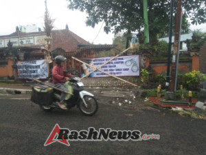 Warga Segel Kantor Perbekel Desa Sudaji, Babinsa Pastikan Situasi Tetap Kondusif