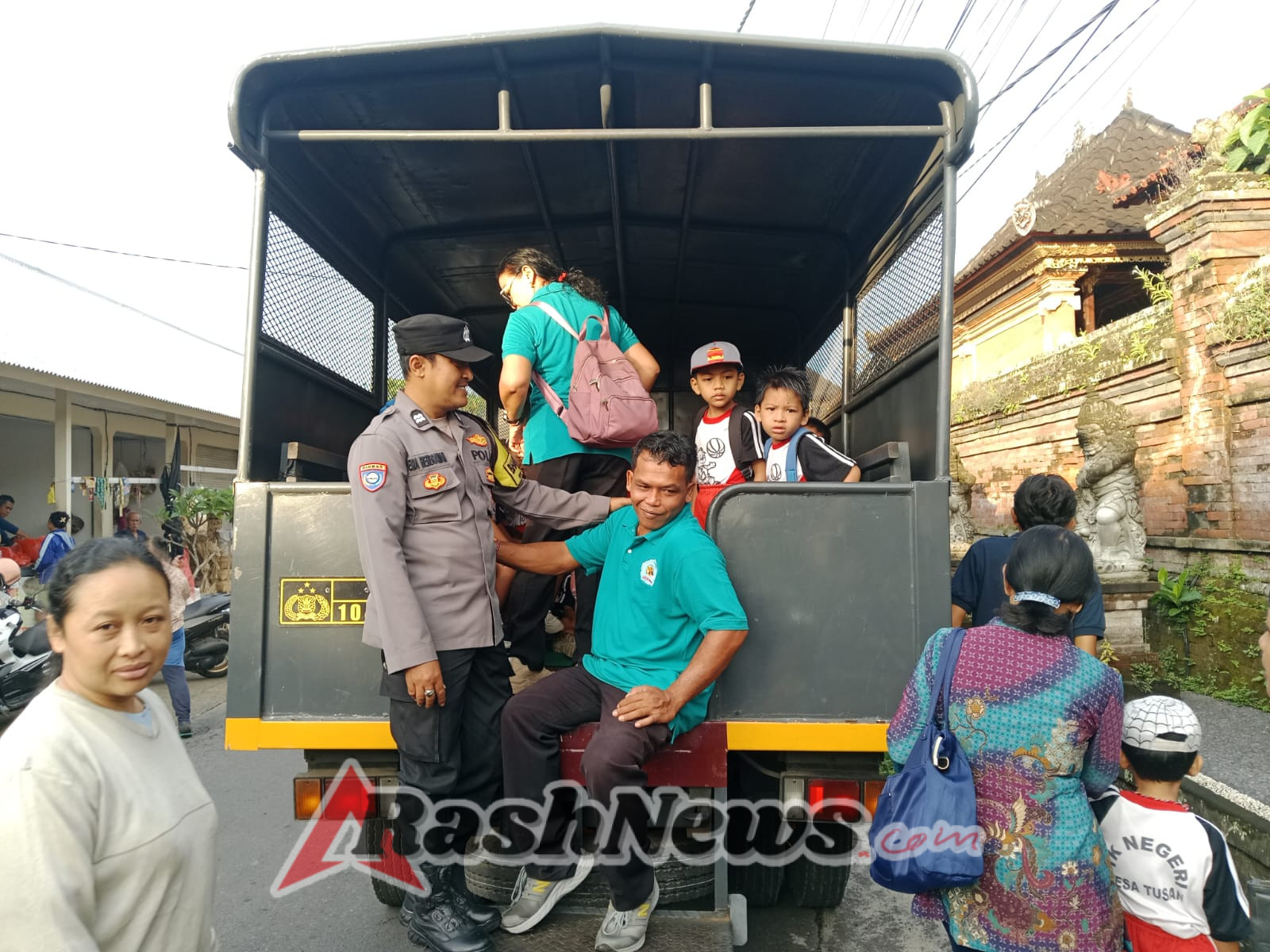 Bhabinkamtibmas Desa Tusan Dampingi Edukasi Wisata Sejarah Anak TK.