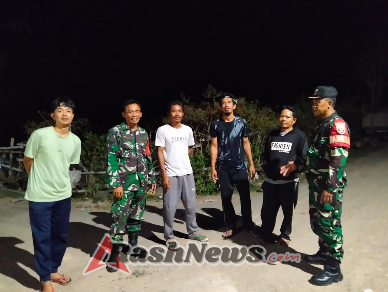 ‎Koramil 1607-03/Ropang Aktif Patroli Malam, Ajak Warga Jaga Kamtibmas ‎ ‎Cegah Gangguan Keamanan,
