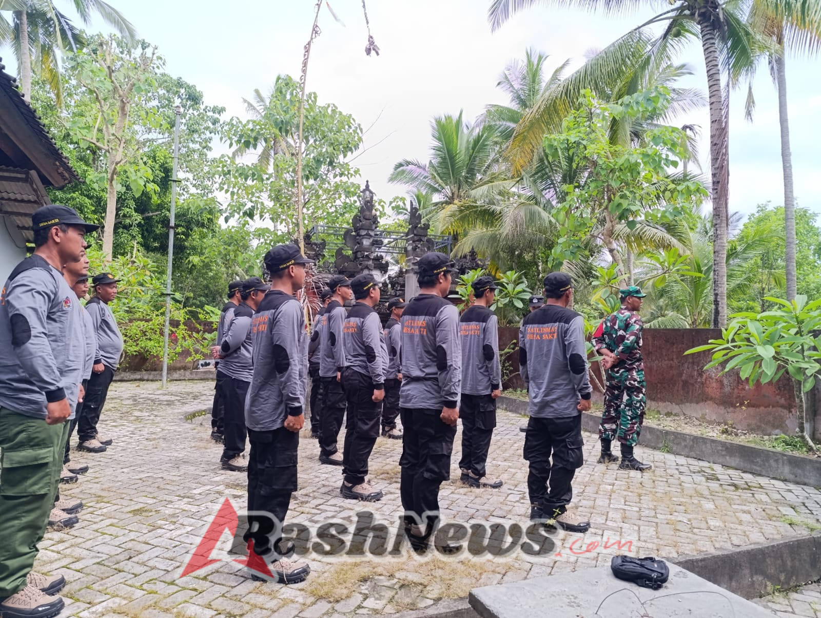 Jelang Perayaan Natal 2025 Dan Tahun Baru 2026, Babinsa Sakti Gelar Pembinaan Dan Pelatihan Kepada Satlinmas