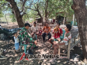 Babinsa Koramil 02/Walakaka Laksanakan Komsos dengan Warga Desa Hobawawi