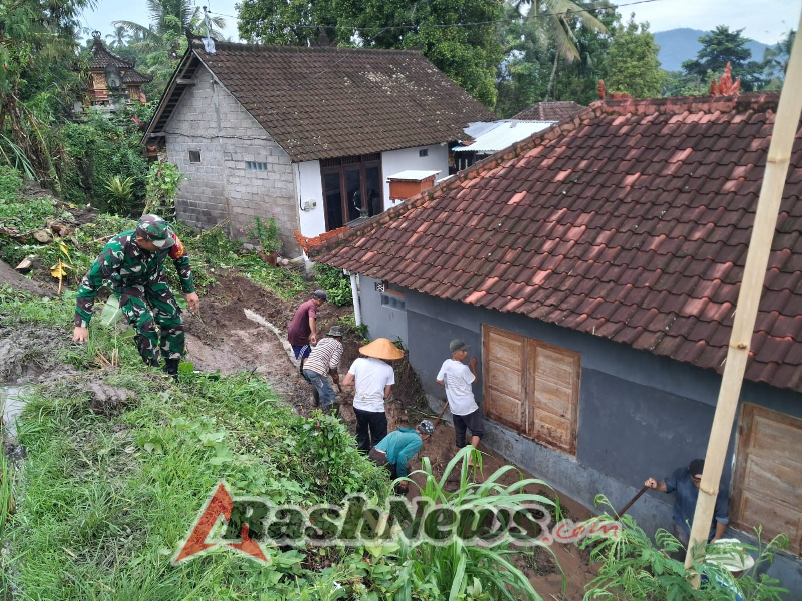 Sinergi Tanpa Batas, TNI, Polri, dan BPBD Bersatu Atasi Material Tanah Longsor di Banjar Dinas Bonagung