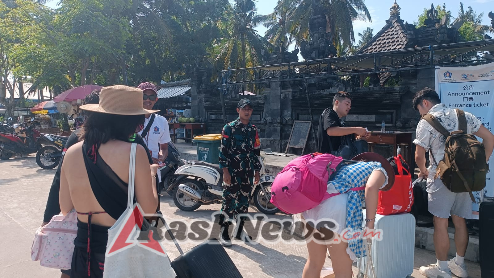 Ciptakan Wilayah Aman Dan Nyaman, Danramil Nusa Penida Kerahkan Babinsa Monitoring Situasi Pelabuhan