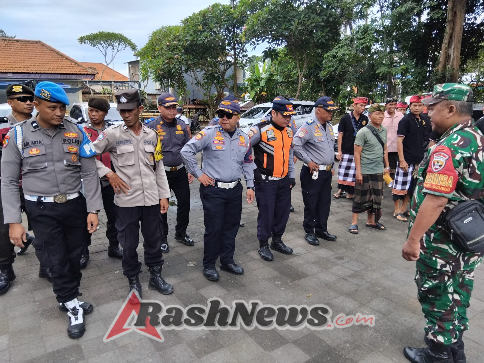 Antisipasi Kemacetan, Danramil Ubud Laksanakan Penertiban Parkir di Jalan Banjar Tebesaye