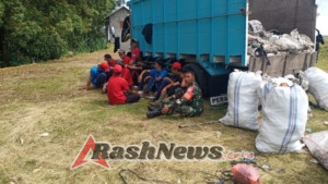 Babinsa Desa Siakin Bersinergi dengan Staf Desa Gelar Pembersihan Sampah Residu