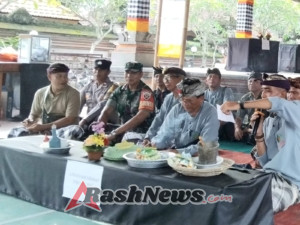 Babinsa Mas Bersama Aparat Adat Pastikan Pemilihan Bendesa Adat Pengosekan Berjalan Kondusif