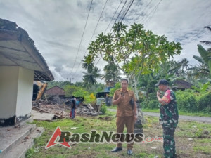Optimalkan Pembangunan Daerah, Babinsa Yehembang Kangin Pastikan Keamanan Pembongkaran Aset.