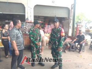 Pastikan Harga Dan Ketersediaan Pangan Stabil Jelang Nataru, Kodim Klungkung Bersama Tim Monitoring Tinjau Pasar Galiran