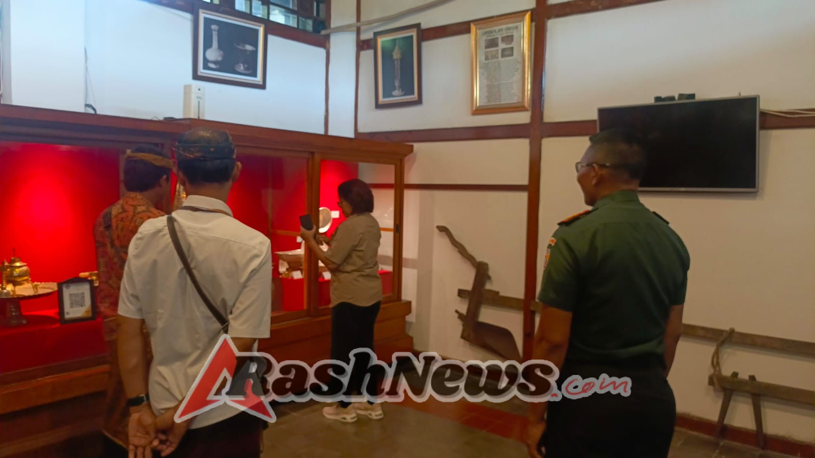 Kunjungi Kertha Gosa Klungkung, Letkol Sidik Pramono Dampingi Ny Editha Praditya Duarte Susuri Jejak Sejarah Kerajaan Klungkung