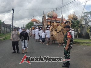 Sinergi TNI Polri Bersama Bankamda Dan Pecalang, Pujawali Di Pura Penyimpenan Desa Adat Besang Kawan Berjalan Aman Dan Khidmat