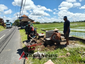 Wujud Kepedulian Lingkungan, Babinsa dan Masyarakat Belumbang Olah Sampah Jadi Kompos