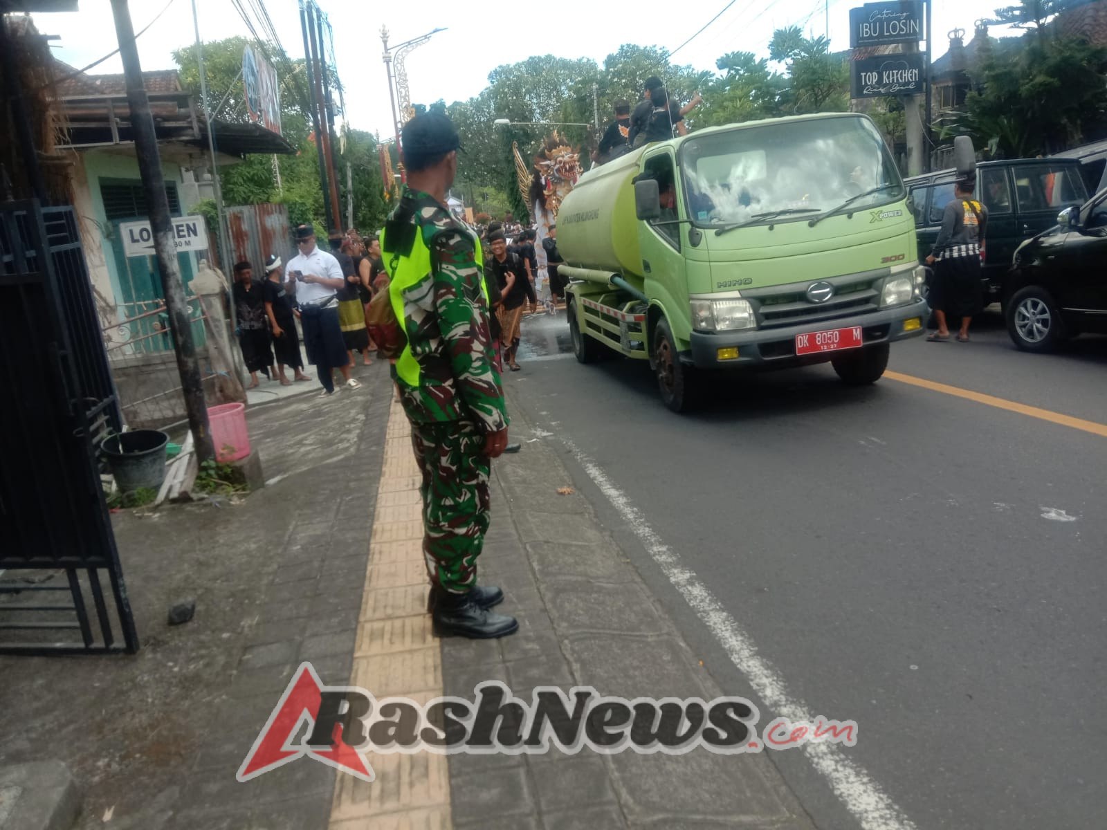 Aparat TNI Polri Dan Pecalang Pastikan Upacara Ngaben Aman Dan Lancar Melalui Pengamanan