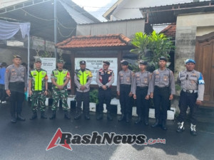 Sinergi TNI-Polri, Babinsa Batubulan Kawal Perayaan Natal 2025 di Sukawati