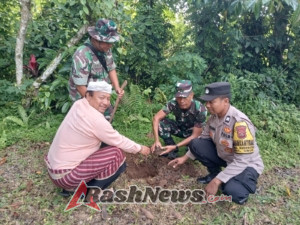 Sinergi TNI dan Masyarakat, Koramil Ubud Hijaukan Kawasan Suci Pura Pucak Merta Sari