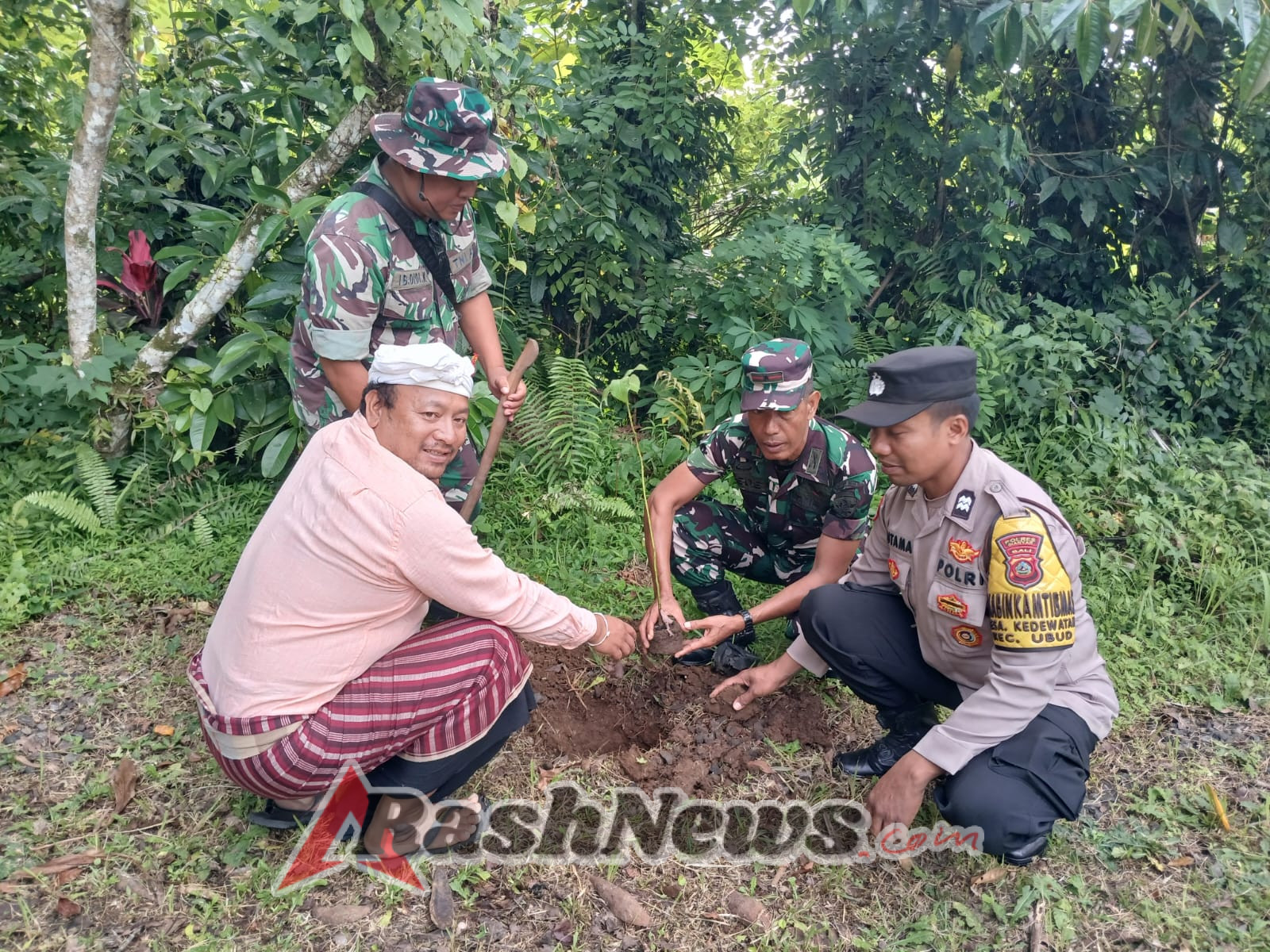 Sinergi TNI dan Masyarakat, Koramil Ubud Hijaukan Kawasan Suci Pura Pucak Merta Sari