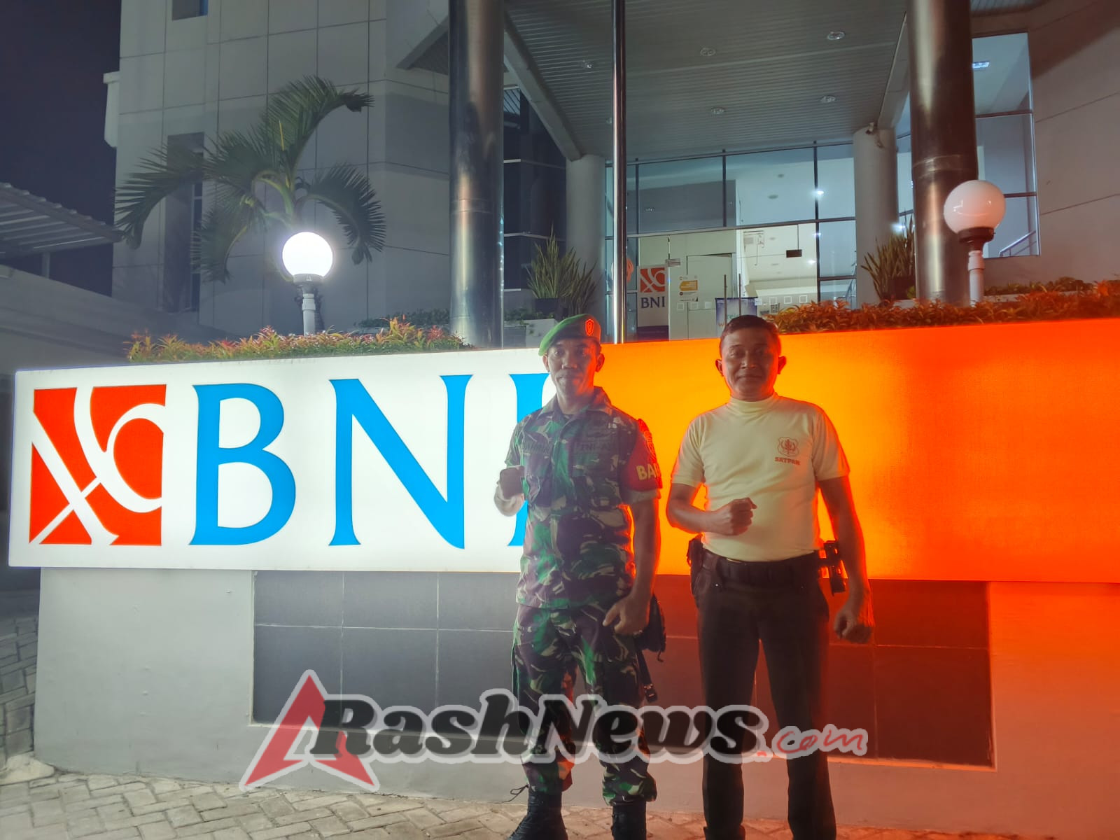 Anggota Koramil 1607-01/Sumbawa Gelar Patroli Malam, Imbau Warga Tetap Waspada Jelang Pergantian Tahun