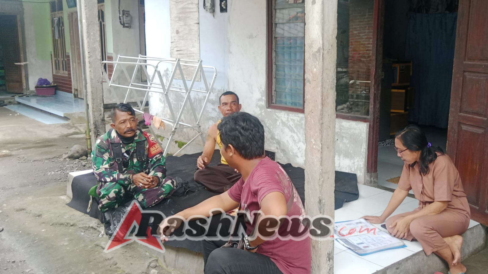 Babinsa Sertu Suwardi Ajak Warga Mendoyo Dauh Tukad Waspada Cuaca Ekstrem dan Jaga Keamanan Desa