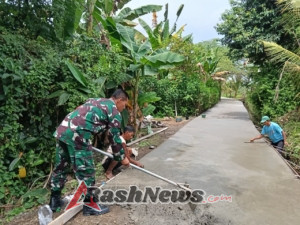Permudah Akses Petani, Babinsa Gotong Royong Rabat Jalan Bersama Warga