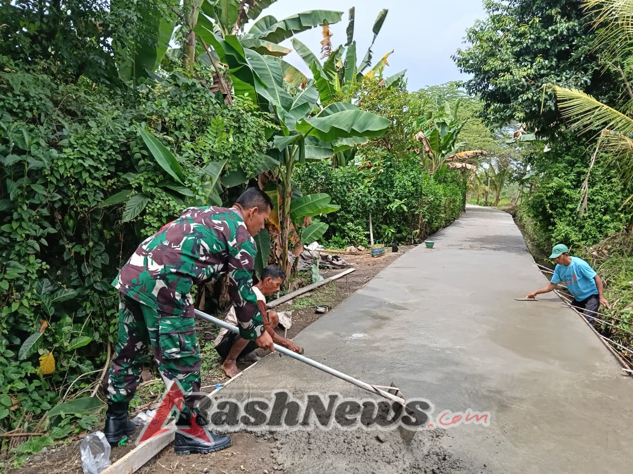 Permudah Akses Petani, Babinsa Gotong Royong Rabat Jalan Bersama Warga
