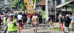 Hadir di Tengah Masyarakat, Babinsa Desa Melaya Dampingi Prosesi Adat Pengabenan Almarhum I Wayan Ardana