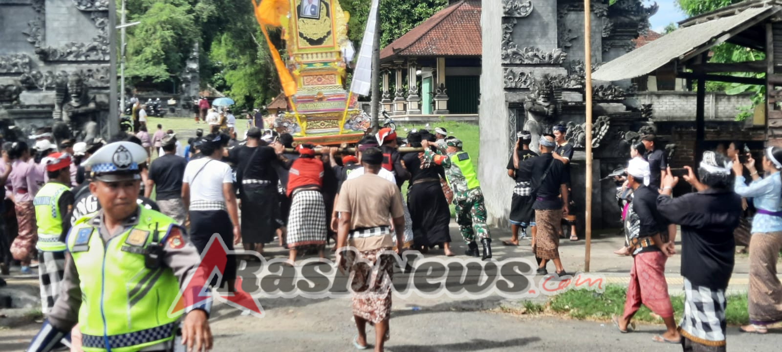 Hadir di Tengah Masyarakat, Babinsa Desa Melaya Dampingi Prosesi Adat Pengabenan Almarhum I Wayan Ardana