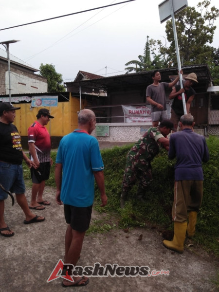 Koramil 1609-05/Sukasada Bersama Warga Lumbanan Gotong Royong Perbaiki Jalan Lingkungan
