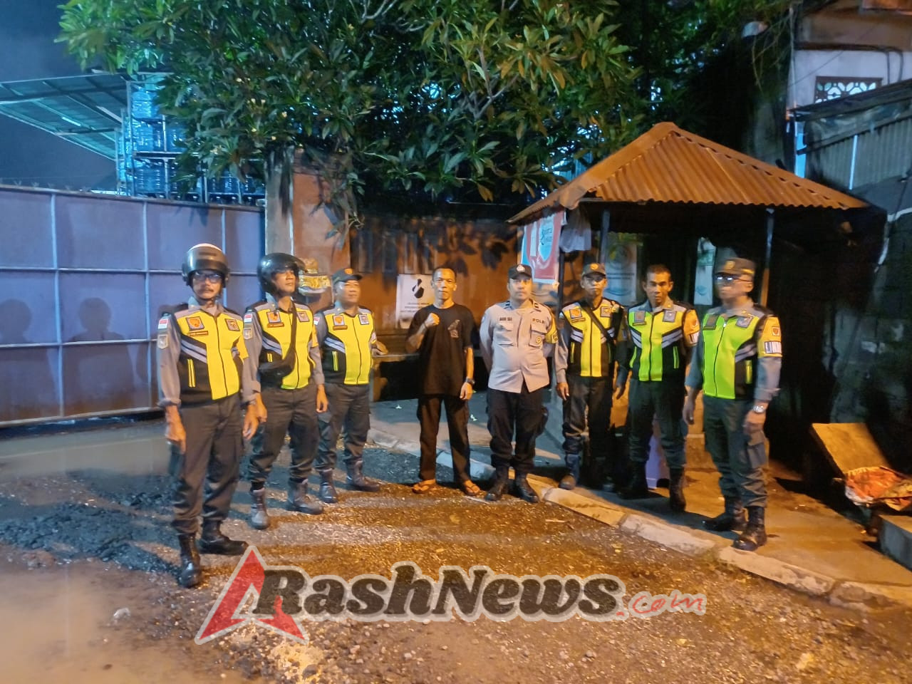 Jelang Pergantian Tahun, Bhabinkamtibmas Desa Kesiman Petilan Bersama Linmas Intensifkan Patroli Gabungan