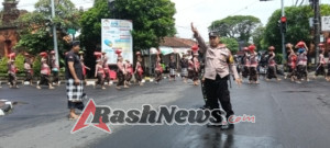 Sinergi Bhabinkamtibmas, Babinsa dan Pecalang Amankan Prosesi Ngaben Warga Banjar Kehen dan Abiannangka Kaja