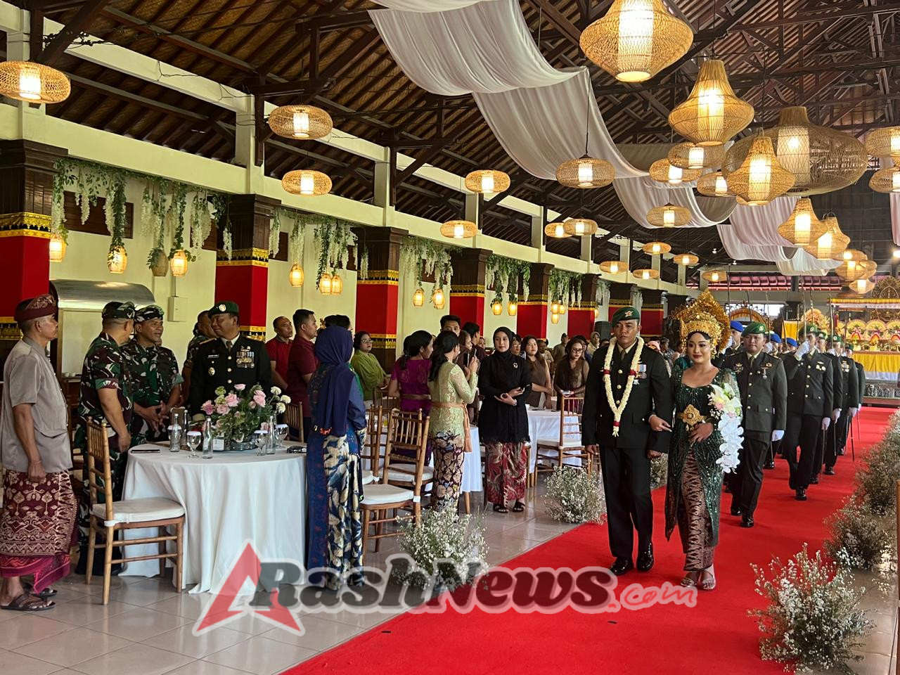 Kebersamaan dan Tradisi Pedang Pora Warnai Resepsi Pernikahan Prajurit, Danrem 163/WSA Didampingi Dandim 1616/Gianyar