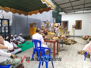 Khidmat dan Penuh Kebersamaan, Babinsa Pemaron Hadiri Melaspas Balai Banjar Dauh Margi