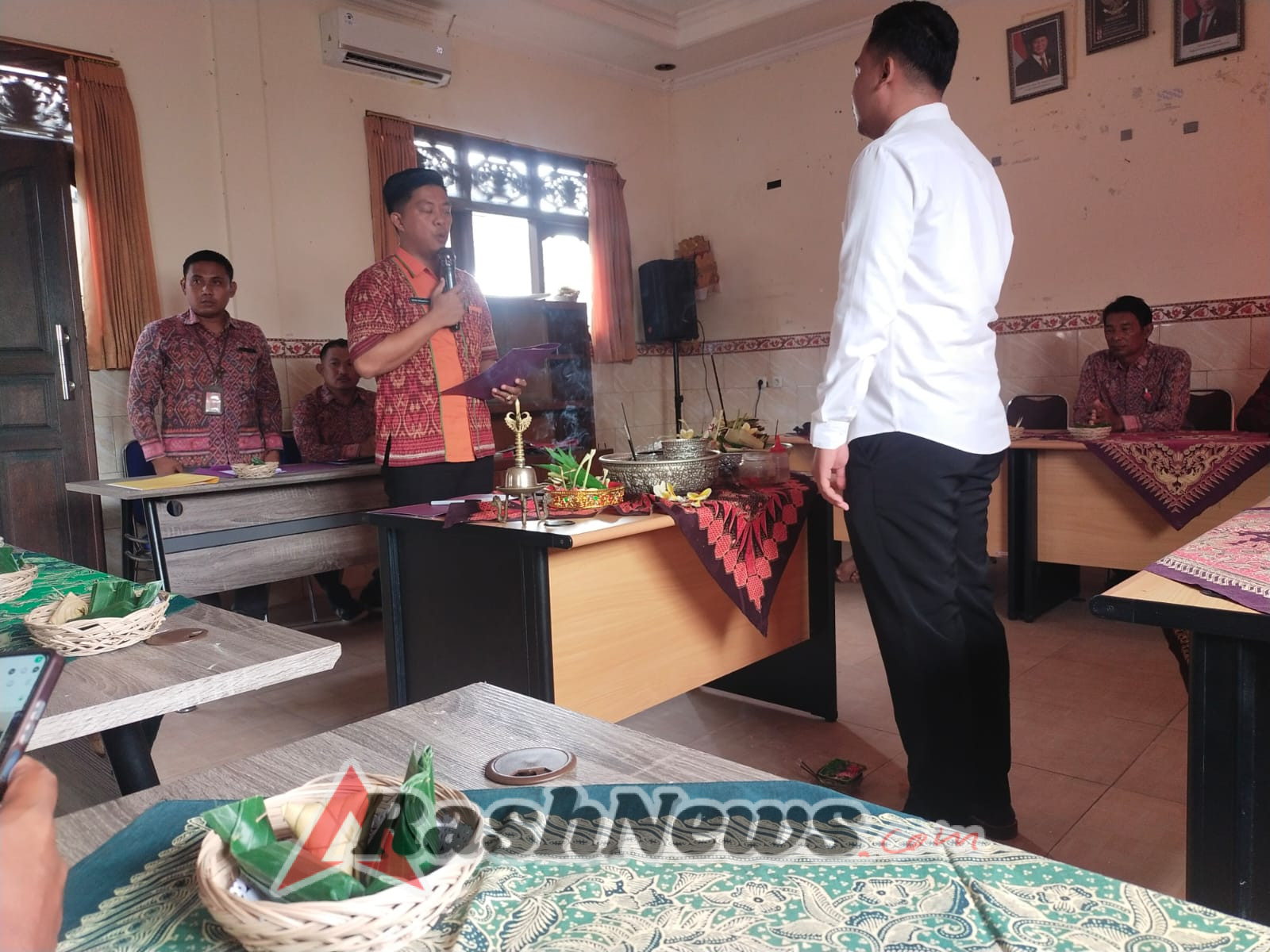 Hadiri Pelantikan Dan Purna Tugas Perangkat Desa, Babinsa Gunaksa Sebut Momentum Regenerasi dan Semangat Baru